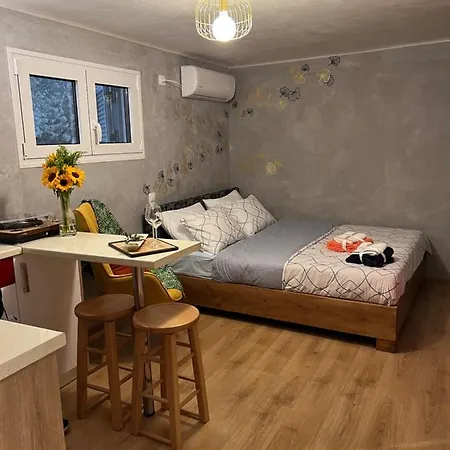Cozy Tiny Apartment In The Heart Of Plaka-2